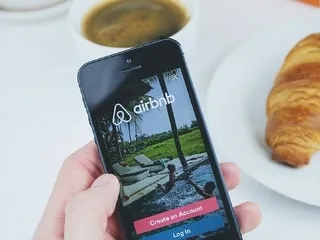 Louer une voiture ou réserver une consigne de bagages : quels sont les nouveaux services proposés par Airbnb ?