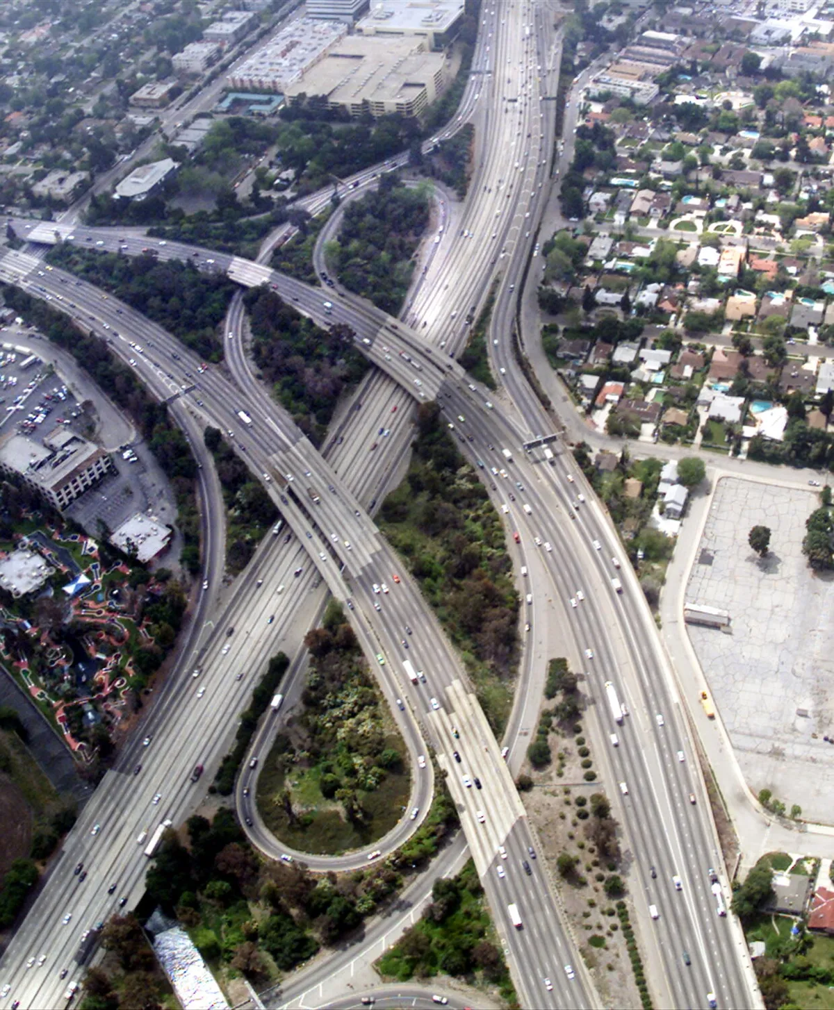 Officers nab arson suspect near brush fires along Sherman Oaks freeway