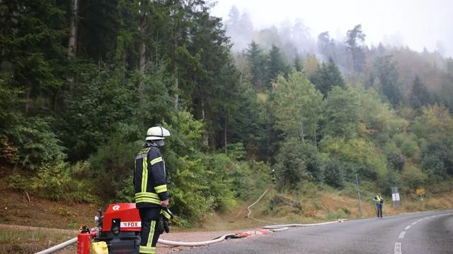 Hunderte Feuerwehrleute: Waldbrand bei Schramberg: Nachlöscharbeiten laufen