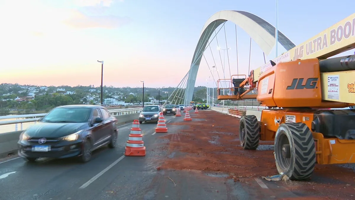 Trânsito na Ponte JK, no DF, é parcialmente interditado após derramamento de óleo na pista