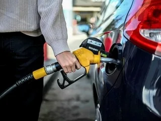 Carburants : pourquoi les prix sont-ils plus bas chez certains de nos voisins européens ?