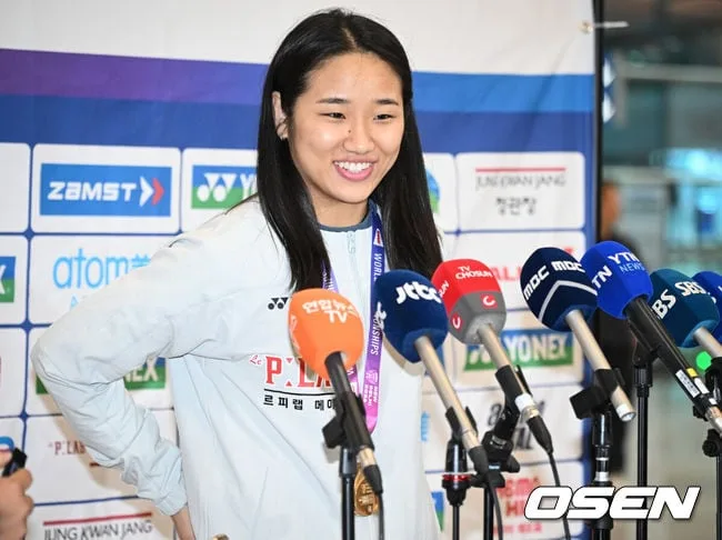 "아직 통증 있지만 자신 있게 달려들었다" 라이벌 모두 2-0 제압한 '퍼펙트 우승' 안세영, 비결은 "훈련한 나 자신을 믿는다" [현장 인터뷰]