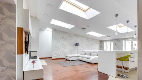 Una nueva luz: cómo transforman los interiores las ventanas para cubiertas planas