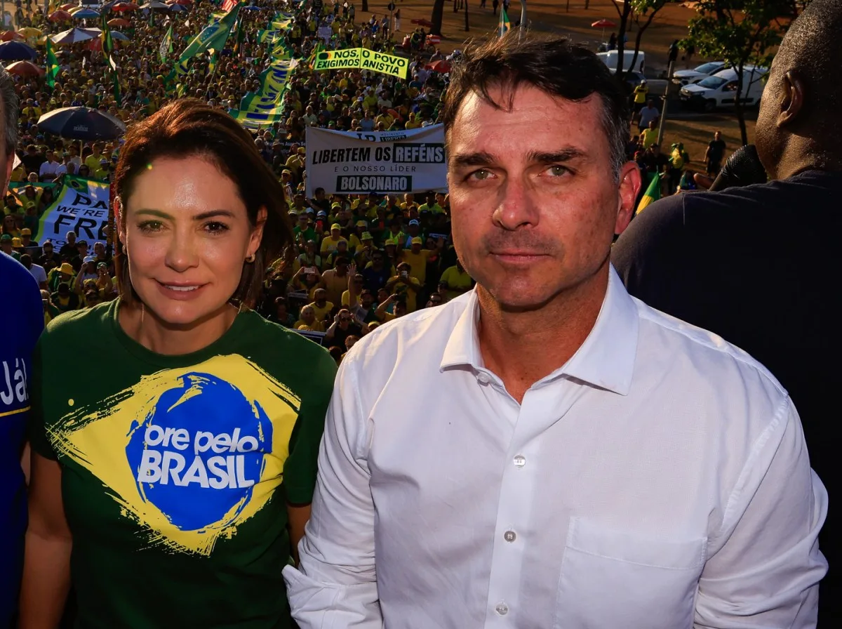 Michelle Bolsonaro encontra Flávio para gravar vídeo em Brasília