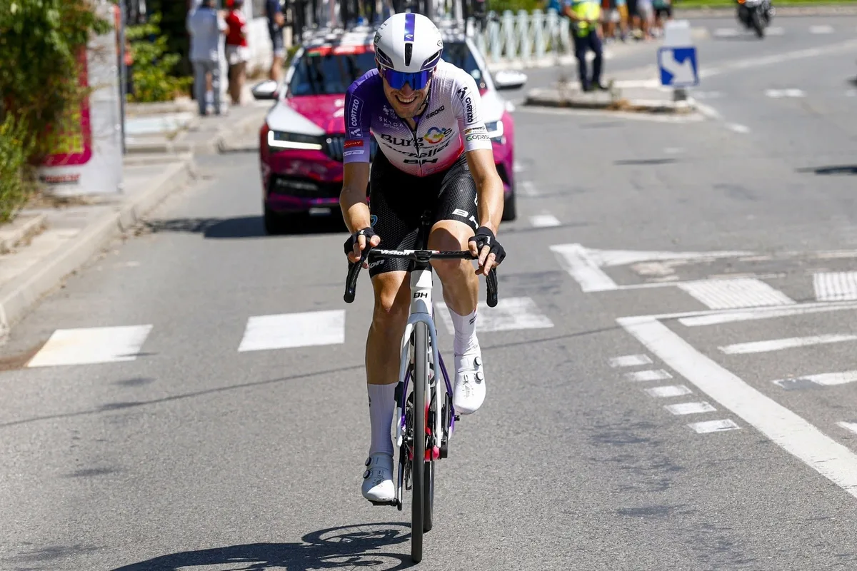 El guatemalteco Sergio Chumil abandona la Vuelta a España tras una caída en la segunda etapa