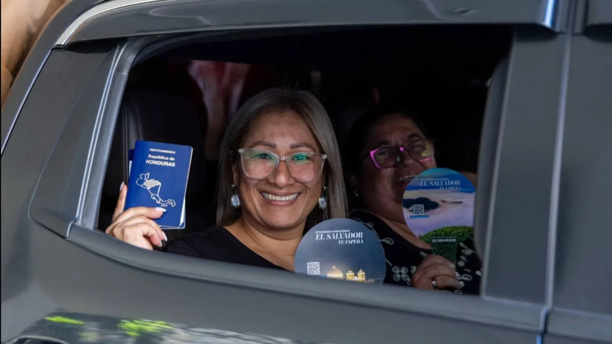 El Salvador supera el récord de visitantes hondureños a mitad de la Semana Morazánica: van 43.449 y siguen llegando