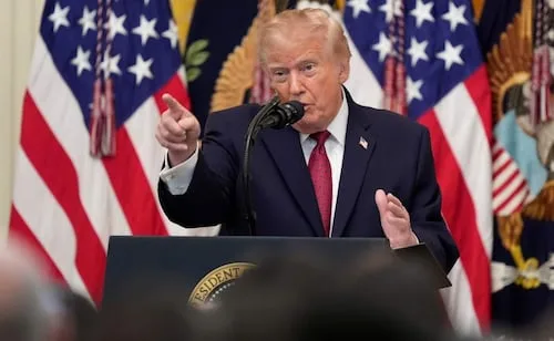 Trump acusa, sin pruebas, a gobernadora de Arizona de haber sido sobornada por cárteles; "causa una gran cantidad de muertes"