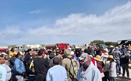 Pobladores de Hidalgo realizan cierres carreteros; exigen la liberación de siete detenidos tras retención del alcalde de San Salvador