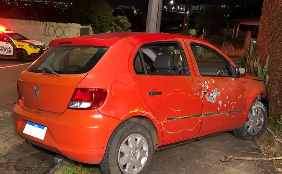 Homem é morto com mais de 70 tiros dentro de carro em Londrina, e câmera registra som dos disparos