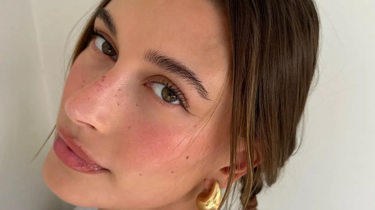 Hailey Bieber, modelo de 29 años, reveló su rutina de belleza: “Me lavo la cara con agua y después sigo 8 pasos de skincare”