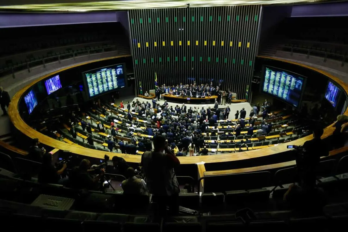 Número de deputados que tentam reeleição cresceu 8,4% desde 2018