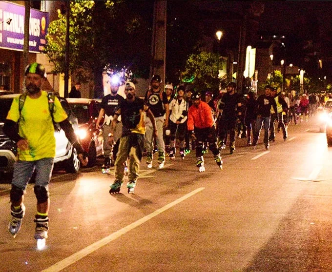 Passeio de patins pede o fim da violência contra a mulher