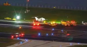 Aeroporto Santos Dumont fecha após jatinho derrapar e sair da pista durante pouso