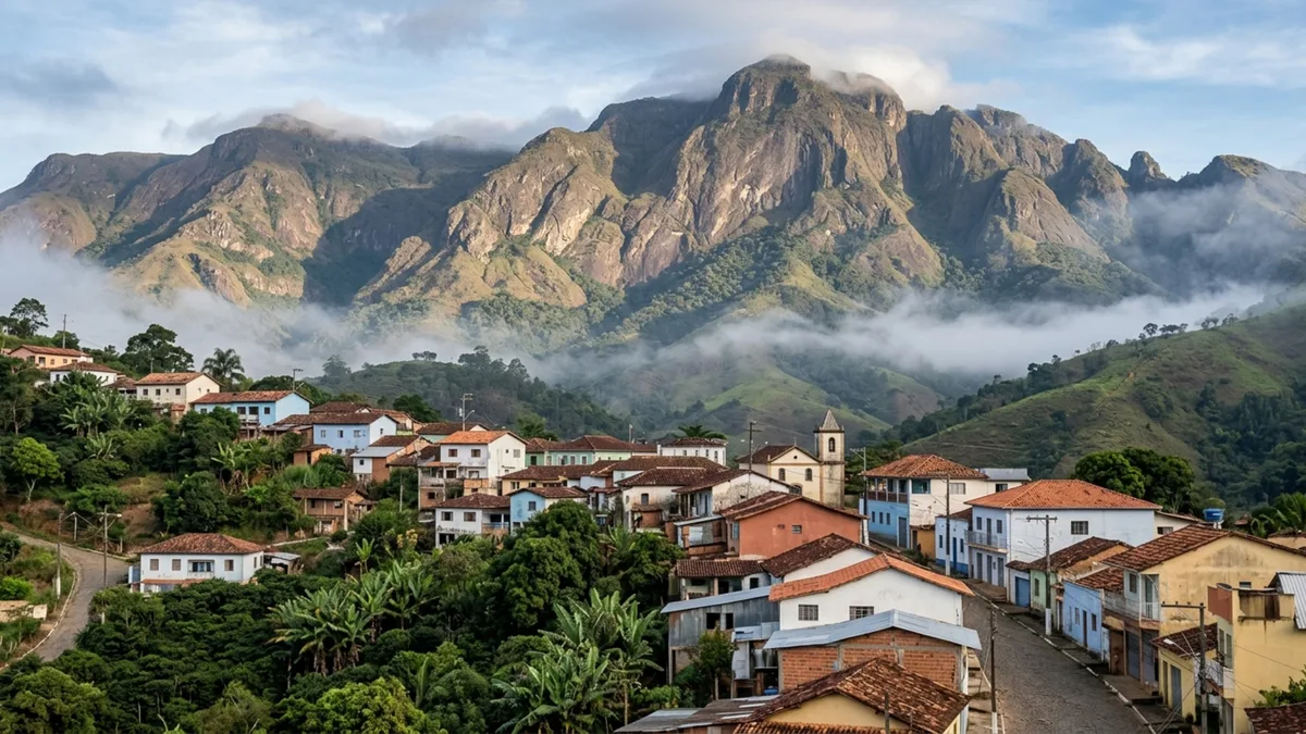 Foi considerado o teto do Brasil até 1965 e só 20 montanhas no mundo são mais isoladas: a pequena cidade mineira que guarda a porta do Pico da Bandeira