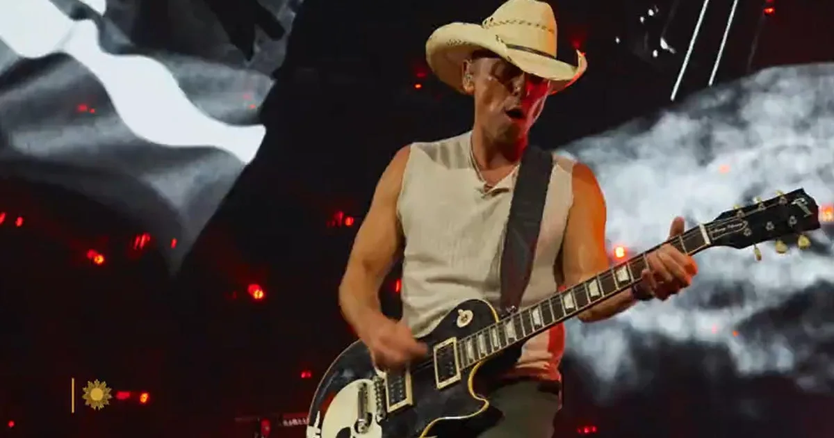 The real no-shoes Kenny Chesney