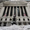 Wall Street fecha com ganhos mas chips recuam. Moderna dispara 177%