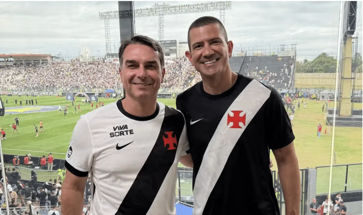 Vaiado, Flávio Bolsonaro abandona São Januário antes do fim de derrota do Vasco para o Santos