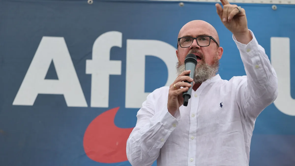KREML-Souvenir bei der AfD: Eine russische Armeetasse lässt bei Tillschneider tief blicken