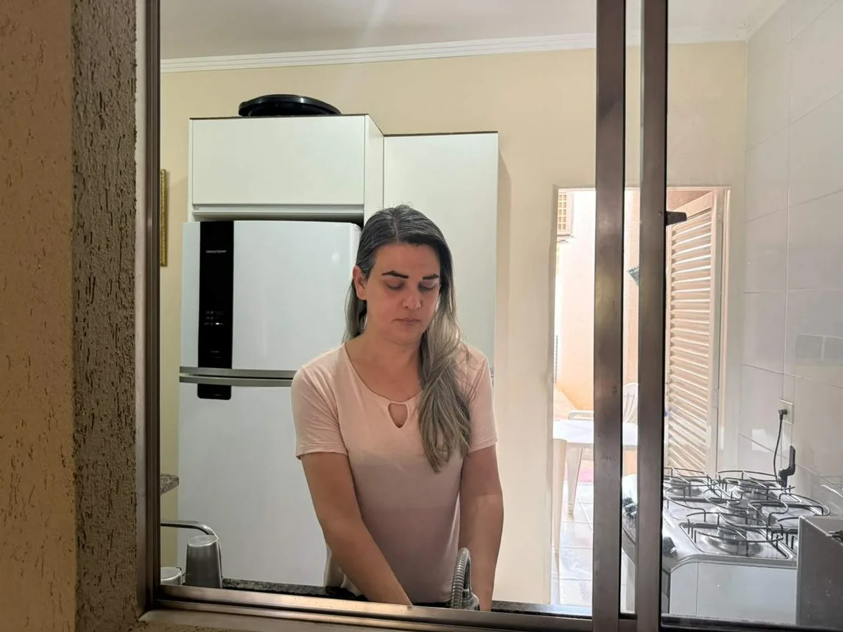 Há 45 anos, Adriane vive em corpo que não reconhece como seu