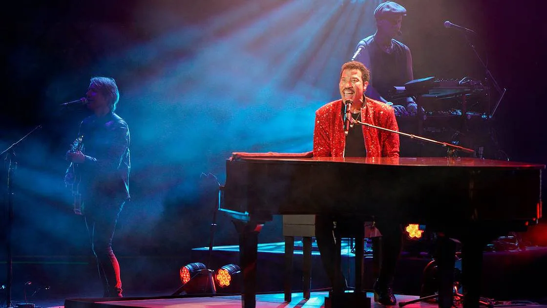 Lionel Richie volta a ser hospitalizado devido a problemas cardíacos e cancela concertos