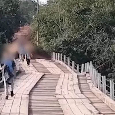 Crianças se arriscam para ir à escola passando uma por vez em ponte interditada