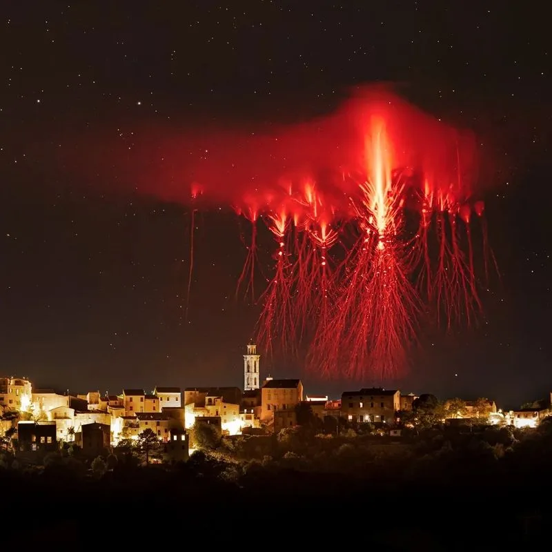 Actualité : “Précisément l’image que je voulais” : ce Français a capturé des éclairs rouges presque invisibles à l’œil nu, sa photo fait le tour du monde