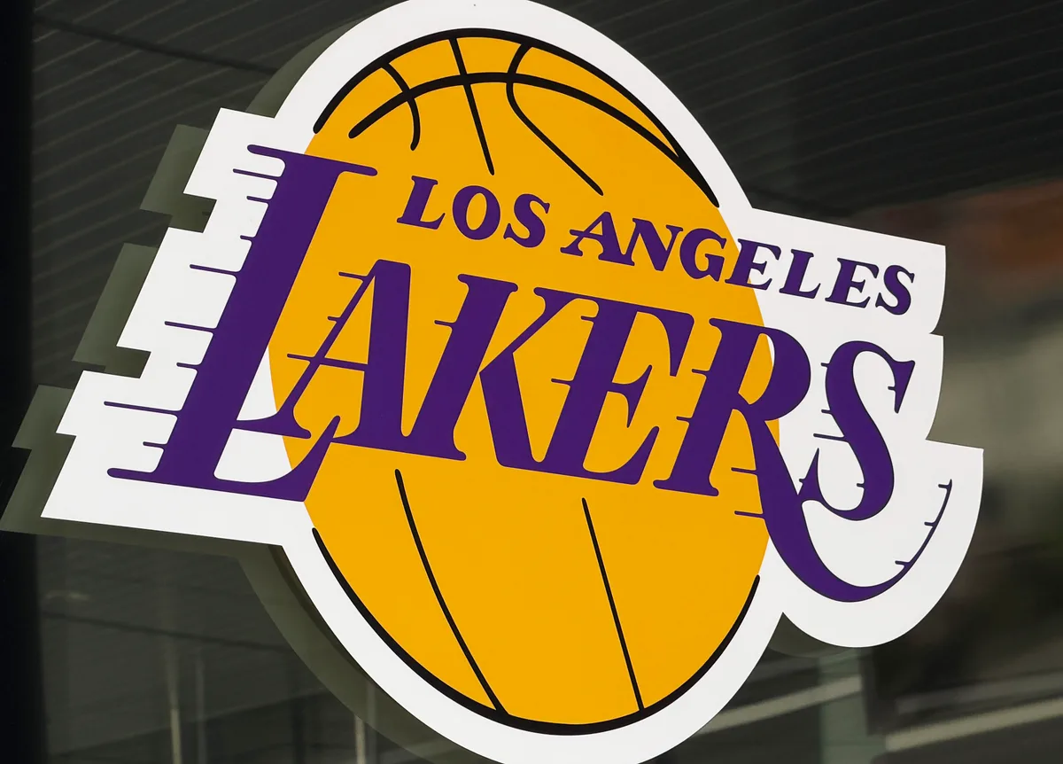 Família Buss vende ações restantes e deixa comando dos Lakers após 47 anos