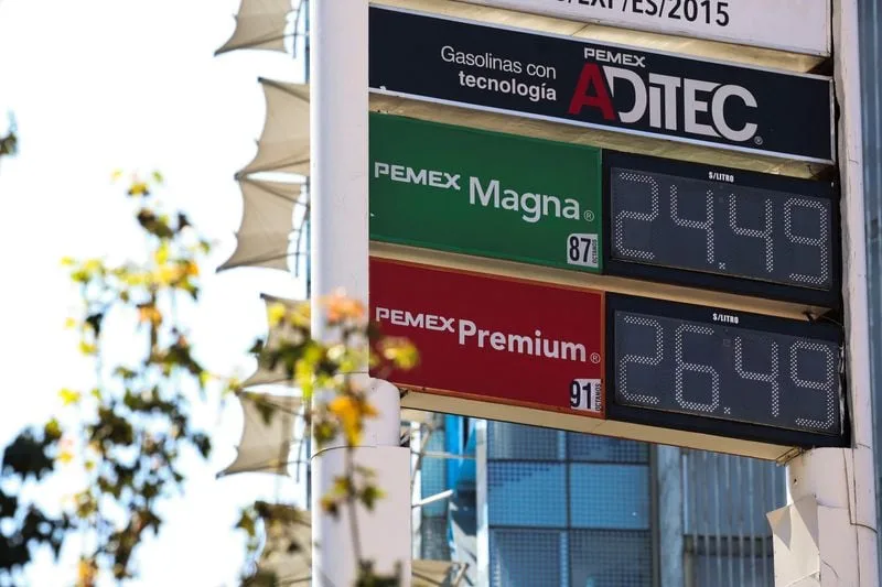 ¿Bajará el precio de la gasolina en México por el decreto de Trump? La verdad detrás del diésel rojo