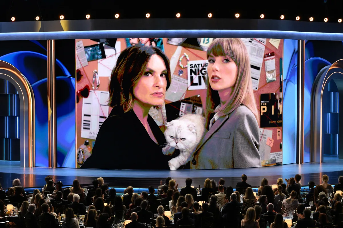Taylor Swift Cameos In ‘Law & Order’ Brainstorm Sketch With Emmys Host Mariska Hargitay