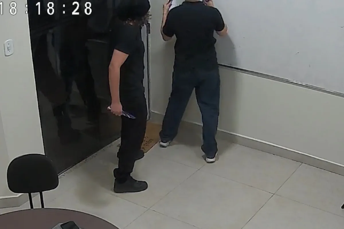 Professor é esfaqueado por adolescente de 14 anos durante aula particular