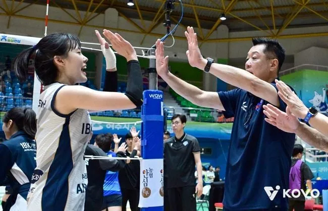 마나베 감독 데뷔전 승리…IBK기업은행, 신생팀 SOOP과 컵대회 첫 경기 3-0 셧아웃 완승