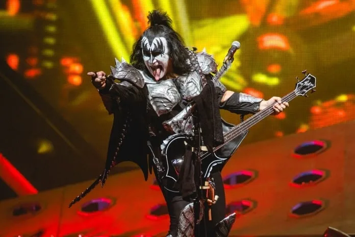 Gene Simmons explica por que o KISS não pode voltar aos palcos quando quiser