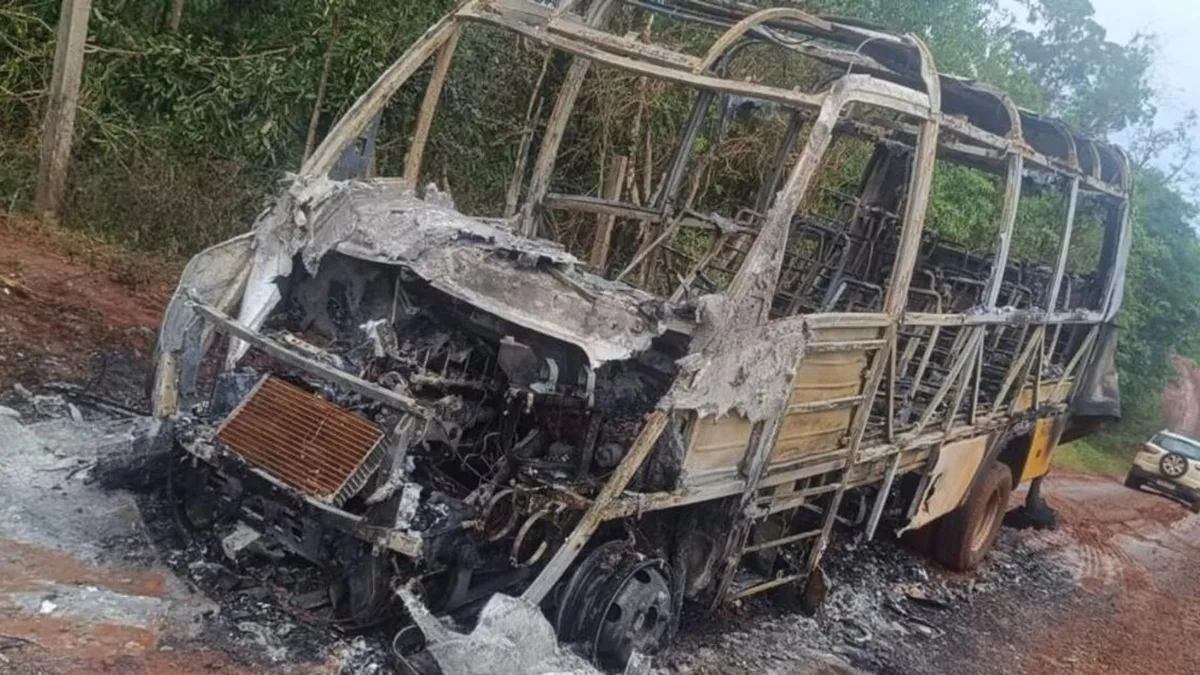 Estudante e motorista fogem pela janela após ônibus escolar pegar fogo no Paraná