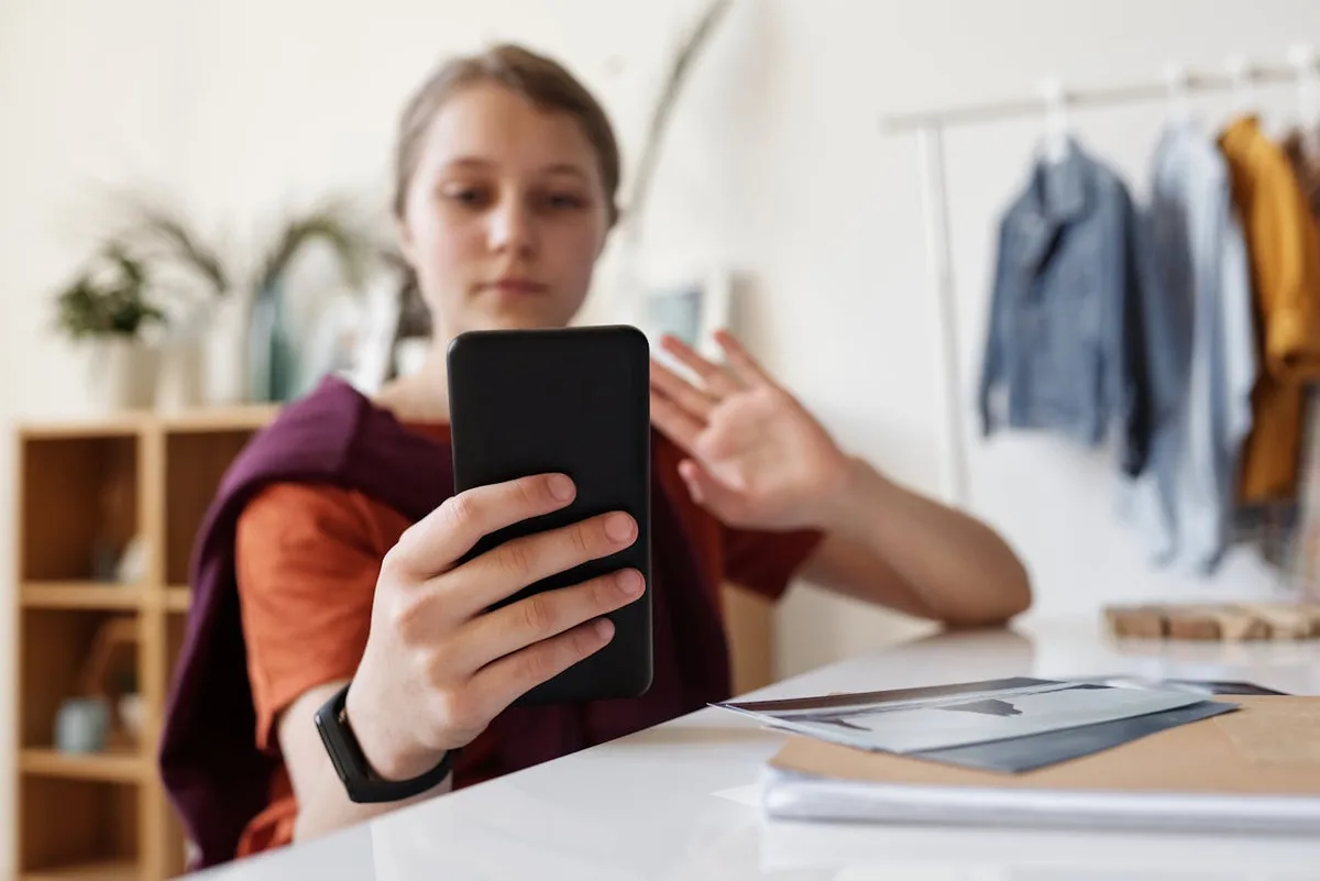 Limites consoante a idade e controlo parental: O que propõem as novas regras da Comissão Europeia para as redes sociais?