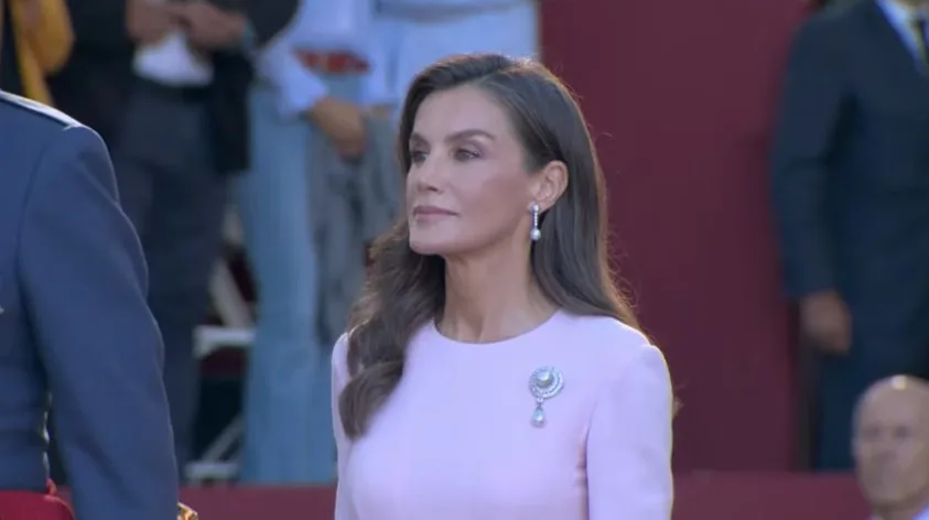 La Reina Letizia luce el histórico broche de Victoria Eugenia con un vestido rosa de firma española