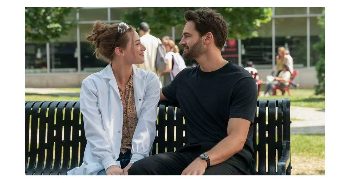 'A Hipótese do Amor', uma das comédias românticas mais aguardadas de 2026, chega ao Prime Video; veja data e hora da estreia, além de história e elenco da adaptação do livro best-seller