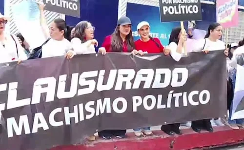 Grupos feministas clausuran oficinas del PAN en Chiapas; protestan contra impugnación a reforma de paridad