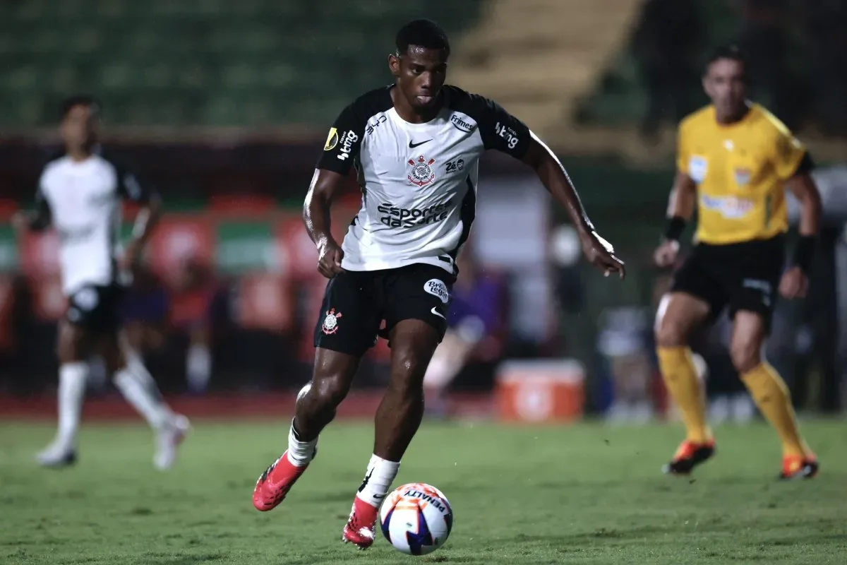 Corinthians e Nottingham Forest negociam transferência de André por R$ 120 milhões