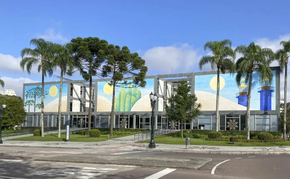 Prefeitura de Curitiba abre processo seletivo com 243 vagas e salários de até R$ 10,4 mil