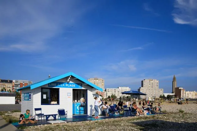 Des bibliothèques d’été sur les plages normandes, cette “merveilleuse invention”