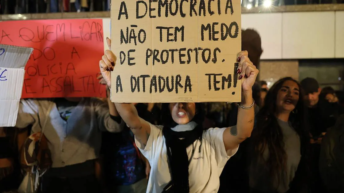 Amnistia Internacional exige investigação à intervenção policial em protesto pela habitação no Porto