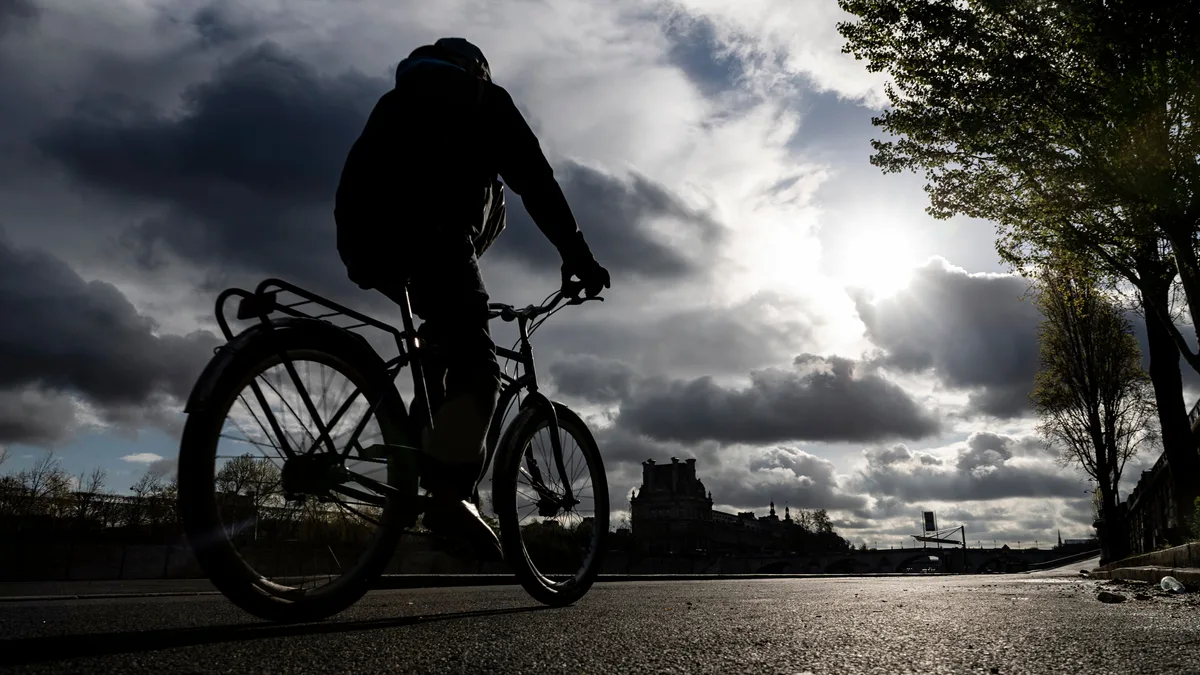 Un cycliste gravement blessé au couteau par un automobiliste après un différend routier à Paris