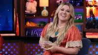 Kelly Clarkson diz que precisou terminar relacionamento duas vezes; entenda