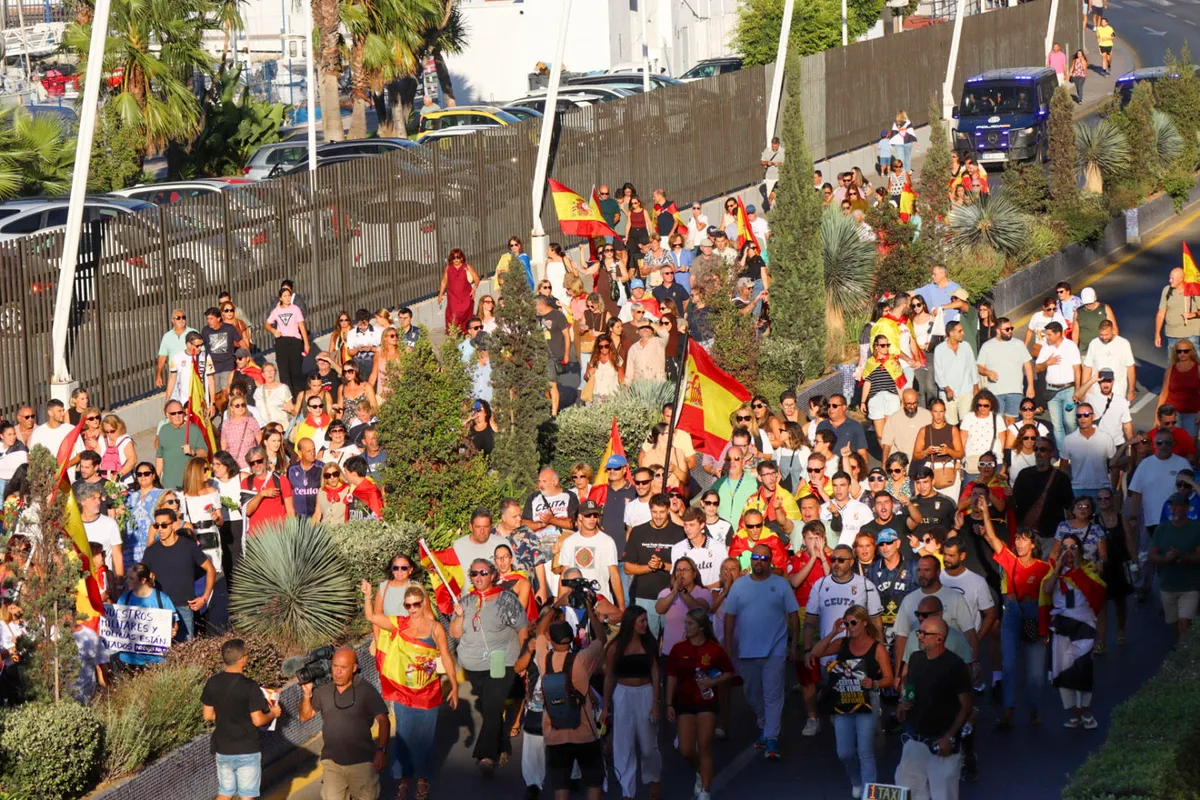 Cientos de personas salen a la calle en una protesta contra la crisis migratoria en Ceuta