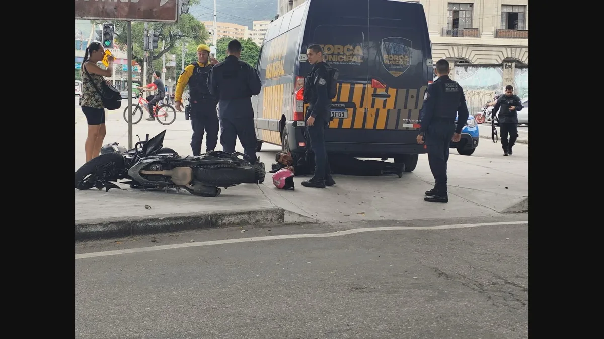 Táxi e moto se envolvem em acidente na Avenida Francisco Bicalho; motociclista fica ferido
