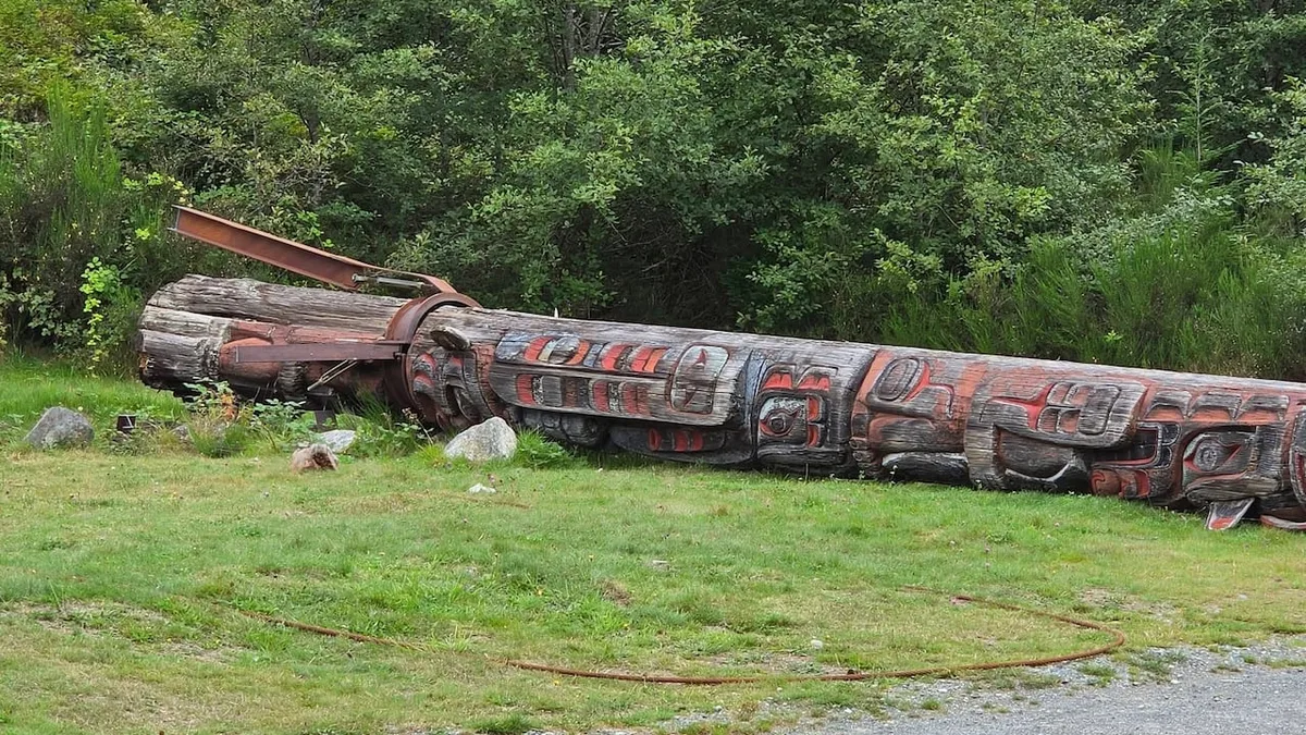 World's tallest totem pole comes down in Alert Bay, B.C., after more than 50 years