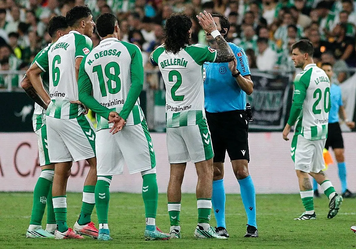 Bellerín y las polémicas del Betis - Barcelona: «Hay dos jugadas dudosas y una la castiga y otra la premia»