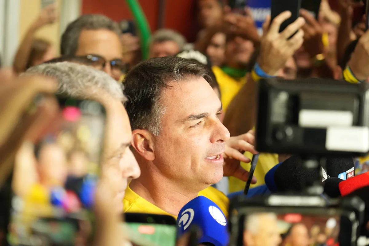 Flávio terceiriza prestação de contas de Dark Horse, e repasse de fundo dos EUA segue sem detalhes