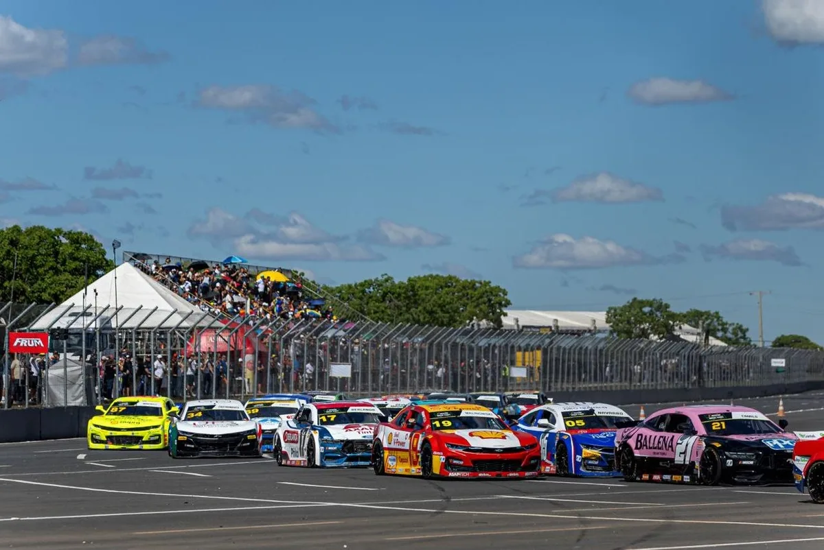 Olhos no alto: o spotter e seu papel na etapa oval da NASCAR Brasil em Curvelo