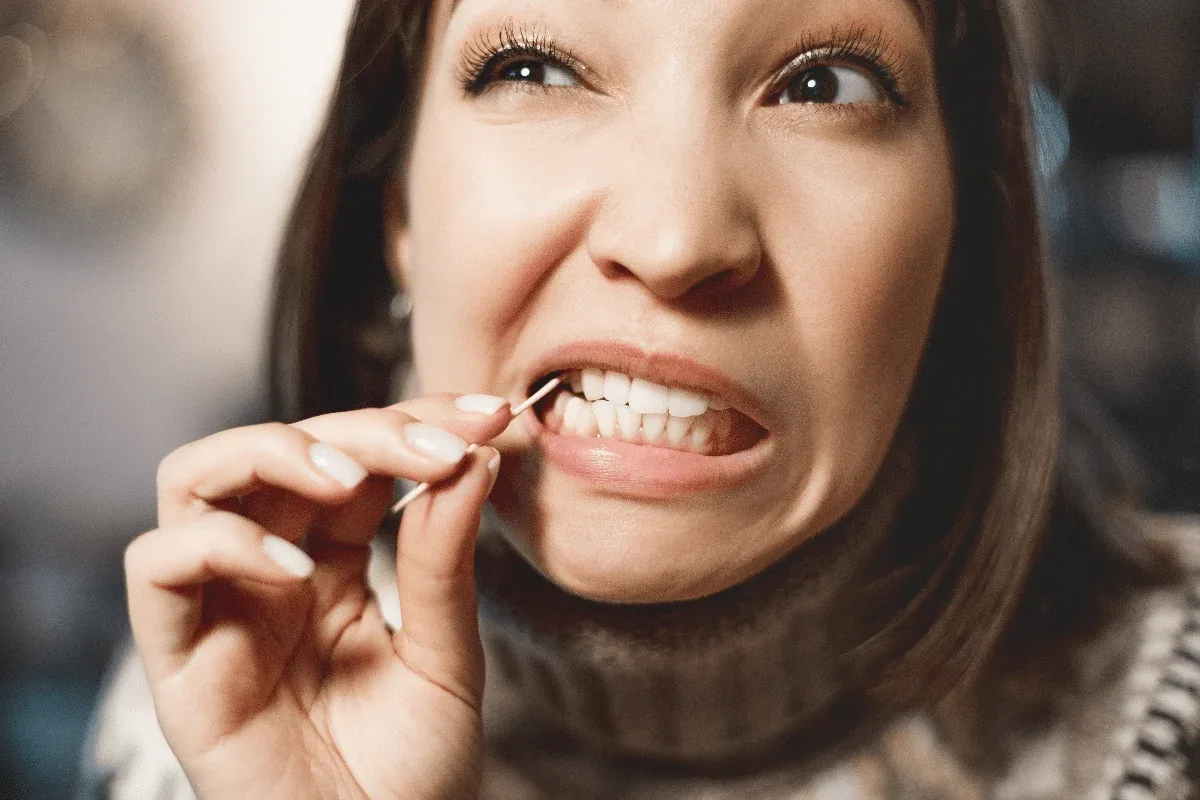 Usar palito de dente parece inofensivo, mas pode prejudicar a gengiva; entenda
